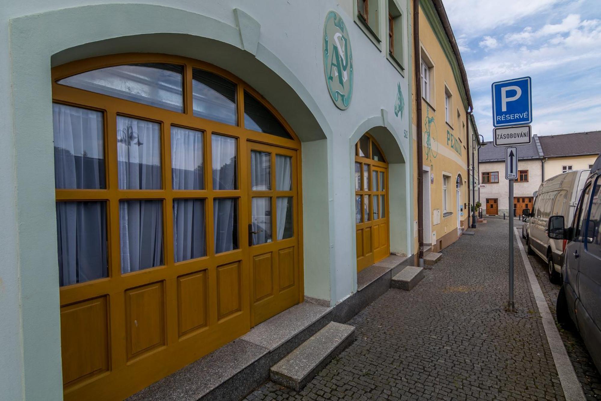 Penzion A Restaurace U Vladare Toužim Exteriör bild